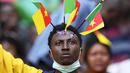 Seorang Suporter Kamerun sebelum dimulainya pertandingan sepak bola grup A Piala Afrika 2021 antara Kamerun melawan Burkina Faso di stadion Olembe di Yaounde, Minggu, (9/1/2022). Piala Afrika 2021 seharusnya digelar Januari 2021 tapi kemudian diundur karena pandemi. (AP Photo/Themba Hadebe)
