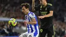 Gelandang Real Madrid Dani Ceballos berebut bola dnegan penyerang Real Sociedad  Mikel Oyarzabal pada pekan ke-33 Liga Spanyol 2022/2023 di Reale Arena, Rabu (3/5/2023) WIB.  (AP Photo/Alvaro Barrientos)
