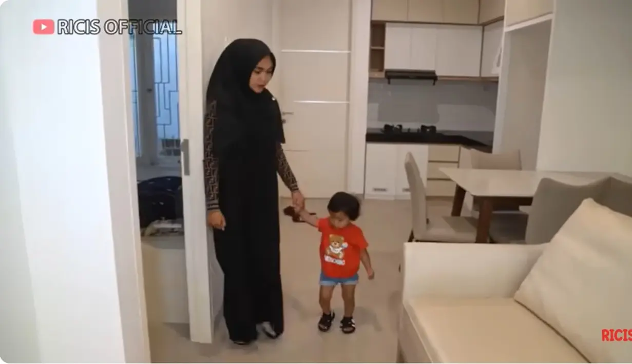 Karena jarang tampil bersama, banyak netizen menyebut rumah tangga keduanya sedang tidak baik-baik saja. Teuku Ryan lewat unggahannya di instagram mengarah pada keluhannya. Dapurnya terlihat elegan dengan konsep modern tempat dulu Ricis memasak.  [Youtube/Ricis Official]