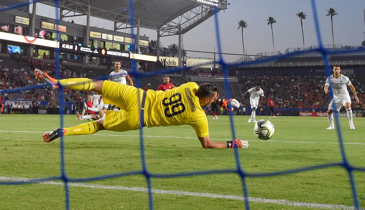 Kiper AC Milan, Gianluigi Donnarumma mencoba menangkap bol menghentikan tendangan dalam International Champions Cup (ICC) 2018 di Carson, California, Amerika Serikat, Rabu (25/7). AC Milan kalah adu penalti. (AP Photo/Mark J. Terrill)