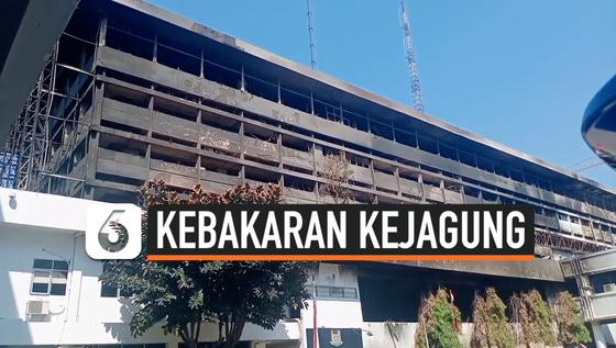 VIDEO:  Polisi Mengambil 15 Sampel Kebakaran Kejagung