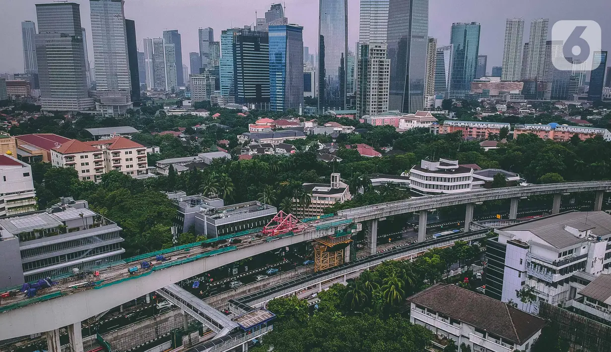 Foto udara pembangunan jalur kereta lintas rel terpadu (LRT) Jabodebek di Jakarta, Selasa (7/1/2020). Longspan Kuningan proyek LRT Jabodebek yang menjadi jembatan lengkung paling panjang di Indonesia memiliki panjang jembatan 148 meter dengan radius lengkungan 115 meter. (Liputan6.com/Faizal Fanani)