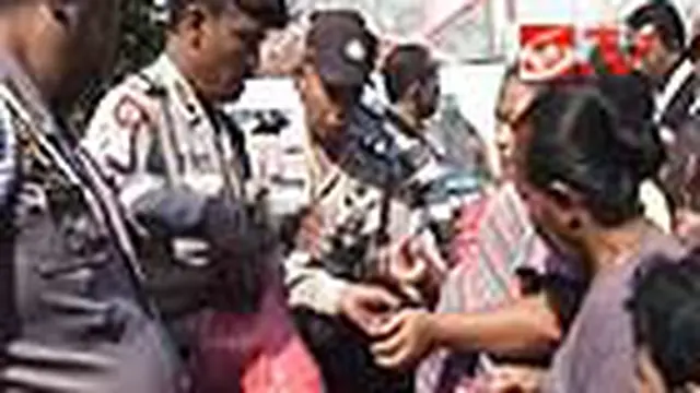 Ratusan Warga Miskin Antre Sembako Gratis