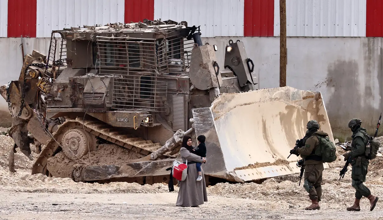 Mereka memaksa warga Palestina meninggalkan rumah dan mengungsi dari kamp yang ditempati. (Zain JAAFAR/AFP)