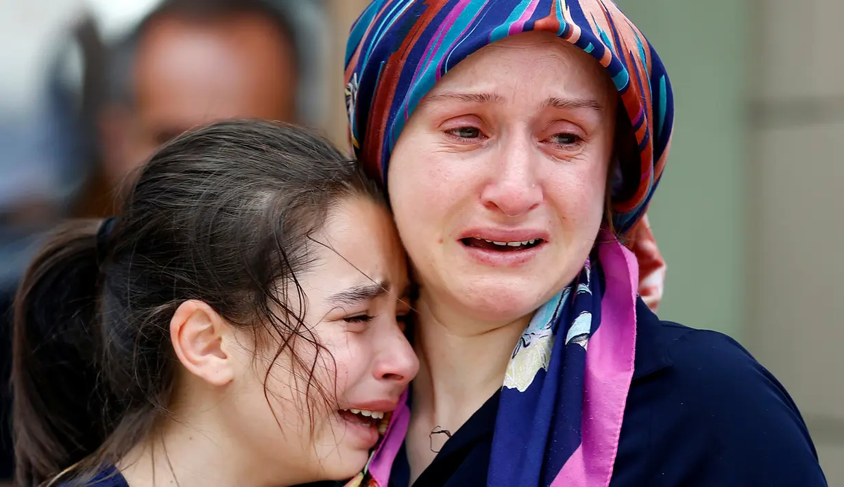 Kerabat salah satu korban ledakan di Istanbul berkabung di depan kamar mayat di Istanbul, Turki, Rabu (29/6). (REUTERS / Osman Orsal)