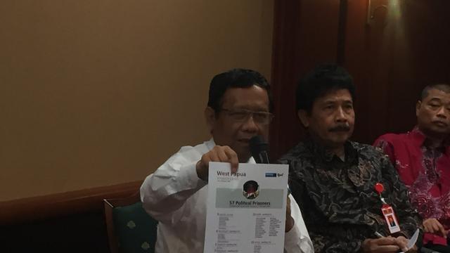 Menko Polhukam Mahfud Md menunjukkan surat dari Veronica Koman terkait 57 nama yang diduga sebagai tahanan politik. (Liputan6.com/Muhammad Radityo Priyasmoro)
