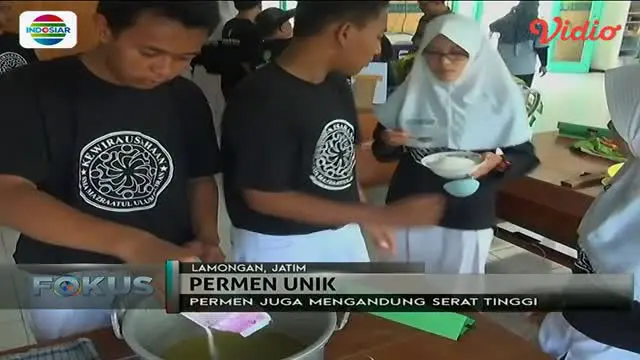 Para pelajar SMA di Lamongan, Jawa Timur ini menciptakan permen ceker ayam berserat tinggi. Seperti apa rasanya?
