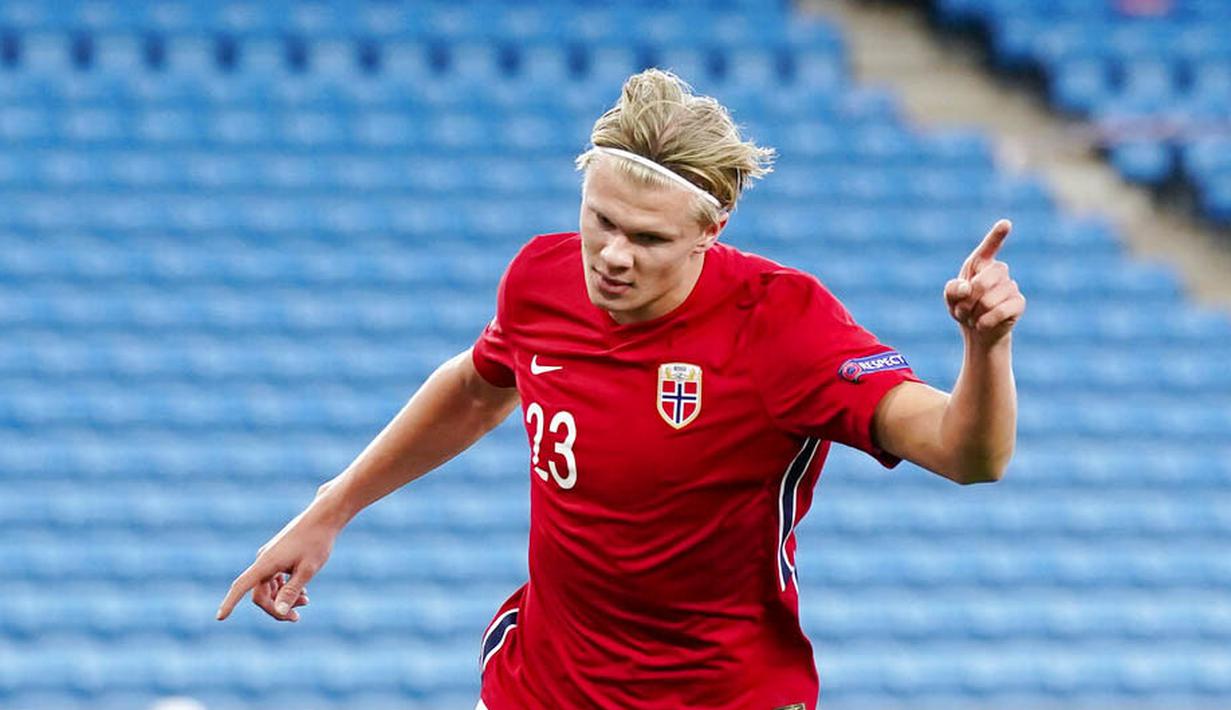 Striker Norwegia, Erling Braut Haaland, melakukan selebrasi usai mencetak gol ke gawang Rumania pada laga UEFA Nations League di Stadion Ullevaal, Minggu (11/10/2020). Norwegia menang dengan skor 4-0. (Stian Lysberg Solum /NTB scanpix via AP)