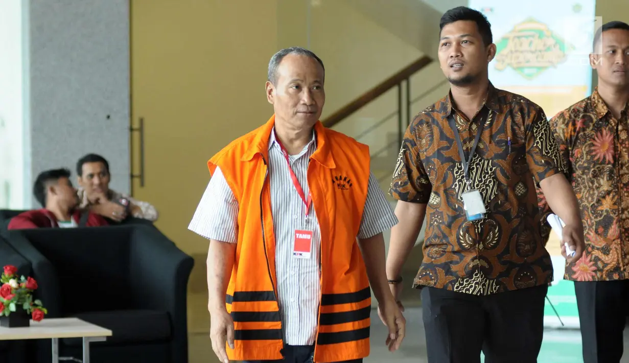 Terdakwa kasus dugaan korupsi KTP Elektronik Sugiharto bersiap meninggalkan Gedung KPK usai menjalani pemeriksaan, Jakarta, Jumat (10/11). Sugiarto diperiksa terkait pengembangan kasus dugaan korupsi pengadaan e-KTP. (Liputan6.com/Helmi Fithriansyah)