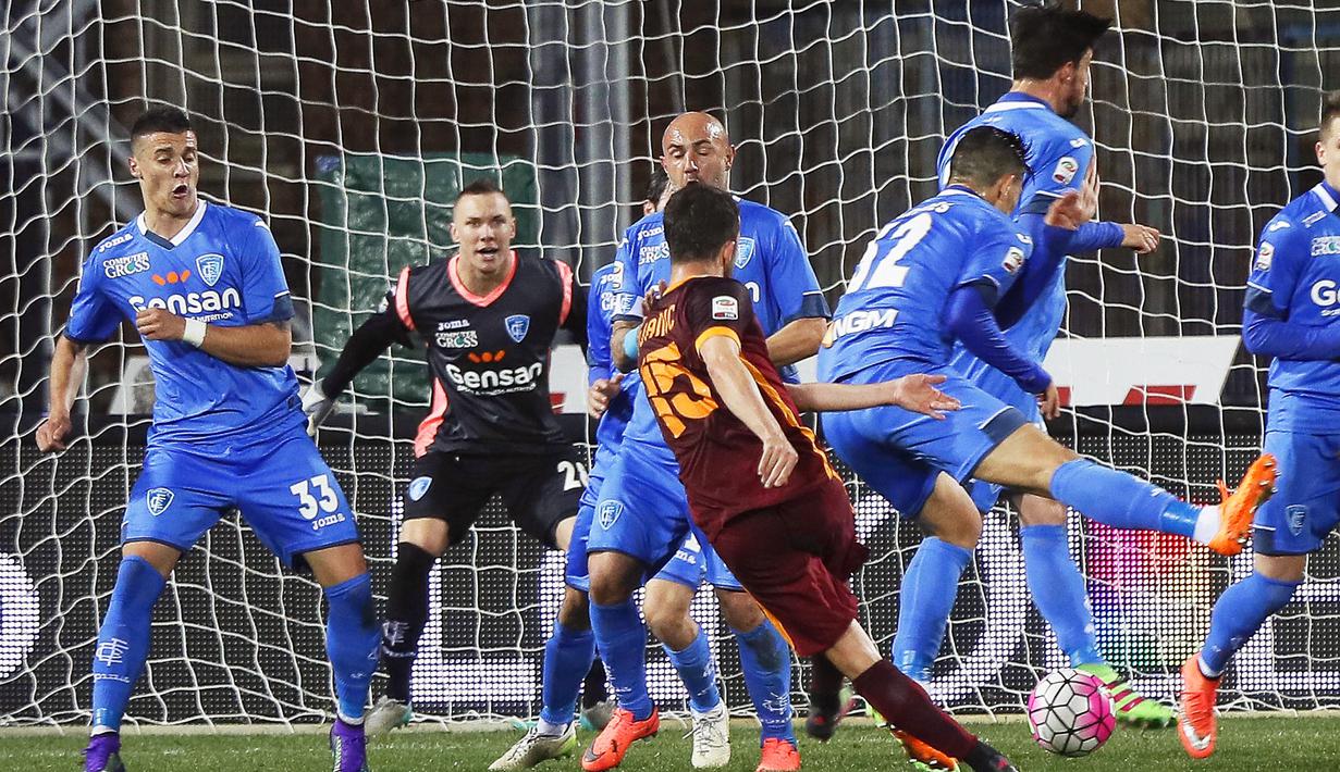 Pemain AS Roma, Miralem Pjanic, saat mencetak gol ke gawang Empoli pada pertandingan lanjutan Serie A Italia di Stadion Carlo Castellani, Empoli, Minggu (28/2/2016) dini hari WIB. (EPA/Fabio Muzzi)