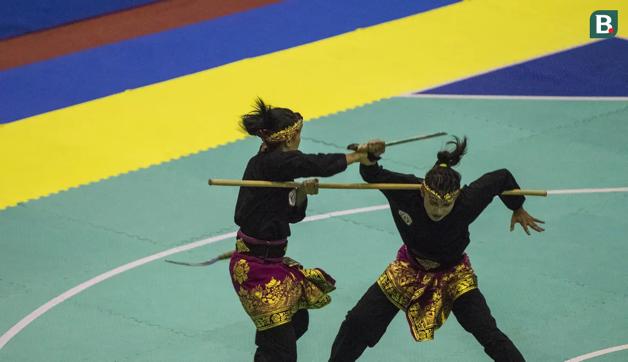 Pesilat Indonesia, Ketut Wilantari dan Ni Made Yanti, beraksi pada Invitation Tournament cabang pencak silat di Padepokan Pencak Silat, Jakarta, Rabu (14/2/2018). Event ini merupakan persiapan Asian Games 2018. (Bola.com/Vitalis Yogi Trisna)
