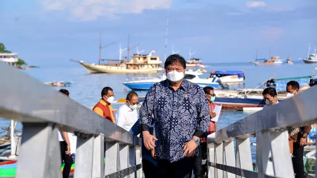 Menteri Koordinator Bidang Perekonomian Airlangga Hartarto menyerahkan Bantuan Tunai Pedagang Kaki Lima, Warung, dan Nelayan (BT-PKLWN) secara langsung di Tempat Pelelangan Ikan Labuan Bajo, Manggarai Barat, Nusa Tenggara Timur, Senin (14/3/2022).  (Sumbe