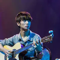 Gitaris berbakat, Sungha Jung bawakan lagu Akad saat tampil di depan fans Indonesia.