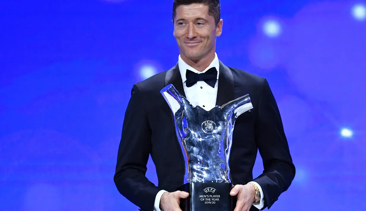 Penyerang Bayern Munchen, Robert Lewandowski tersenyum saat menerima penghargaan Pemain Terbaik UEFA dalam acara UEFA Awards di Genewa, Swiss (1/10/2020).Dalam acara ini Lewandowski juga dinobatkan sebagai penyerang terbaik. (Harold Cunningham / AFP / UEFA)