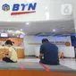 Nasabah menunggu antrean di salah satu kantor cabang Bank BTN di Jakarta, Kamis (7/10/2021). Selain perubahan jam layanan di jaringan kantor, Bank BTN juga menawarkan kemudahan transaksi seperti mobile banking, internet banking, portal btnproperti.co.id, hingga rumahmurahbtn.co.id. (Liputan6.com)