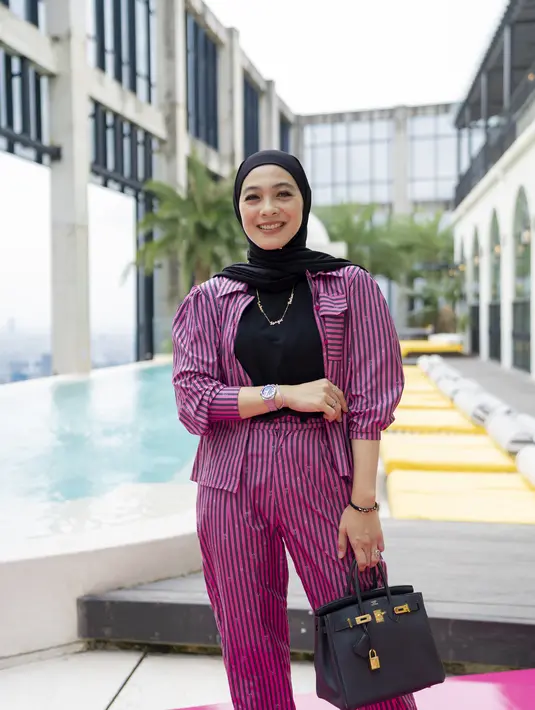 Tampil boyish, Dian Ayu padukan set koleksi Barbie x Ayu Lestari dengan inner dan hijab hitam [Barbie x Ayu Lestari]
