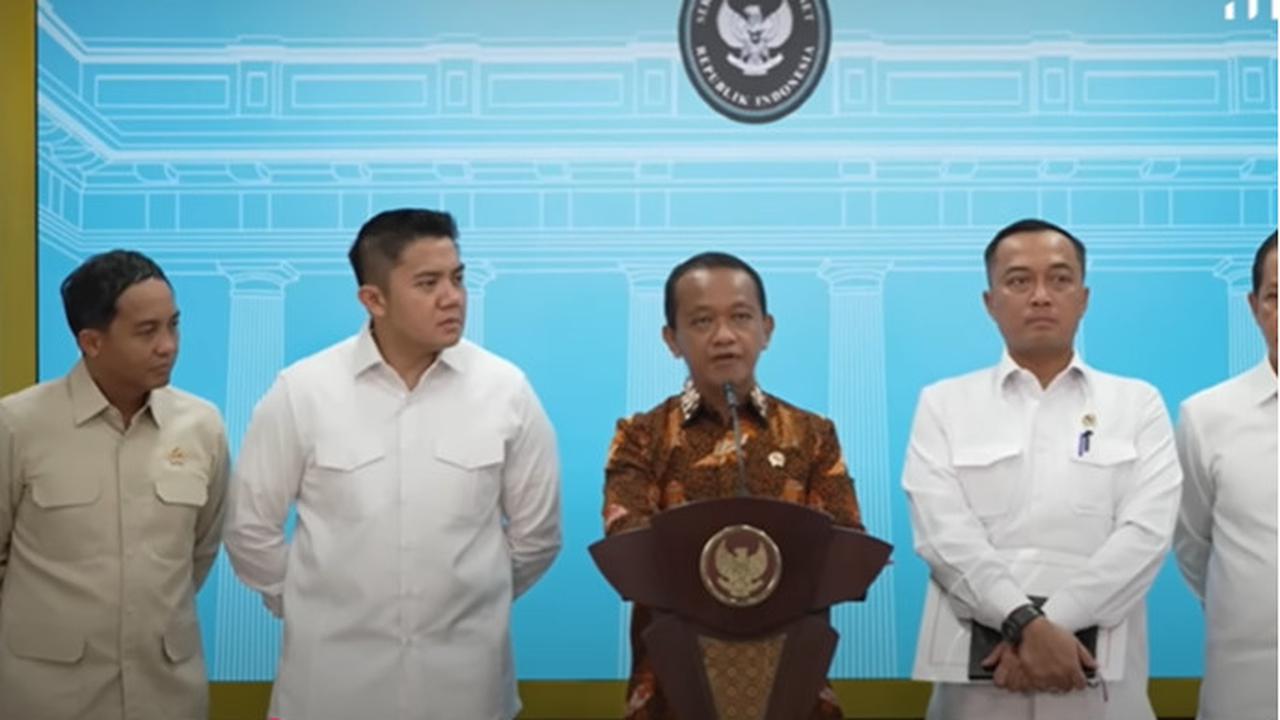 Terekam Tatapan Tajam Letkol Teddy Lirik ke Arah Menteri Bahlil saat Bicara Penutupan Tambang Nikel di Raja Ampat Papua Barat