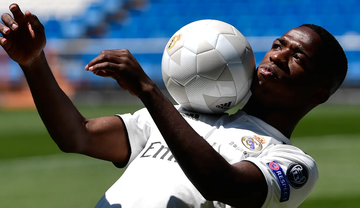 Penyerang baru Real Madrid, Vinicius Junior mengontrol bola dengan dadanya di Stadion Santiago Bernabeu, Madrid (20/7). Pada bursa transfer musim panas 2018 Vinicius akhirnya mendapatkan kesempatan membela Madrid. (AFP Photo/Pierre-Philippe Marcou)