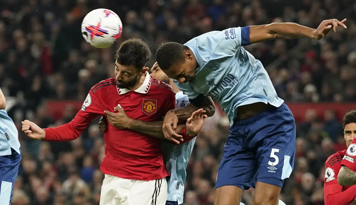 Manchester United tampil menekan di awal-awal laga. Ada dua sepak pojok didapatkan untuk Setan Merah. (AP Photo/Dave Thompson)