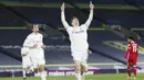 Pemain Leeds United, Diego Llorente, melakukan selebrasi usai mencetak gol ke gawang Liverpool pada laga Liga Inggris di Stadion Elland Road, Senin (19/4/2021). Kedua tim bermain imbang 1-1. (Lee Smith/Pool via AP)