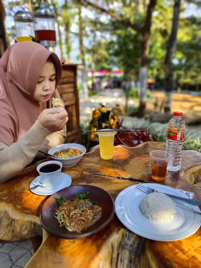 Sajian kuliner pecel pakis hanya bisa ditemukan di Desa Colo, Kecamatan Dawe yang berada di lereng Pegunungan Muria Kudus. (Liputan6.com/Arief Pramono)