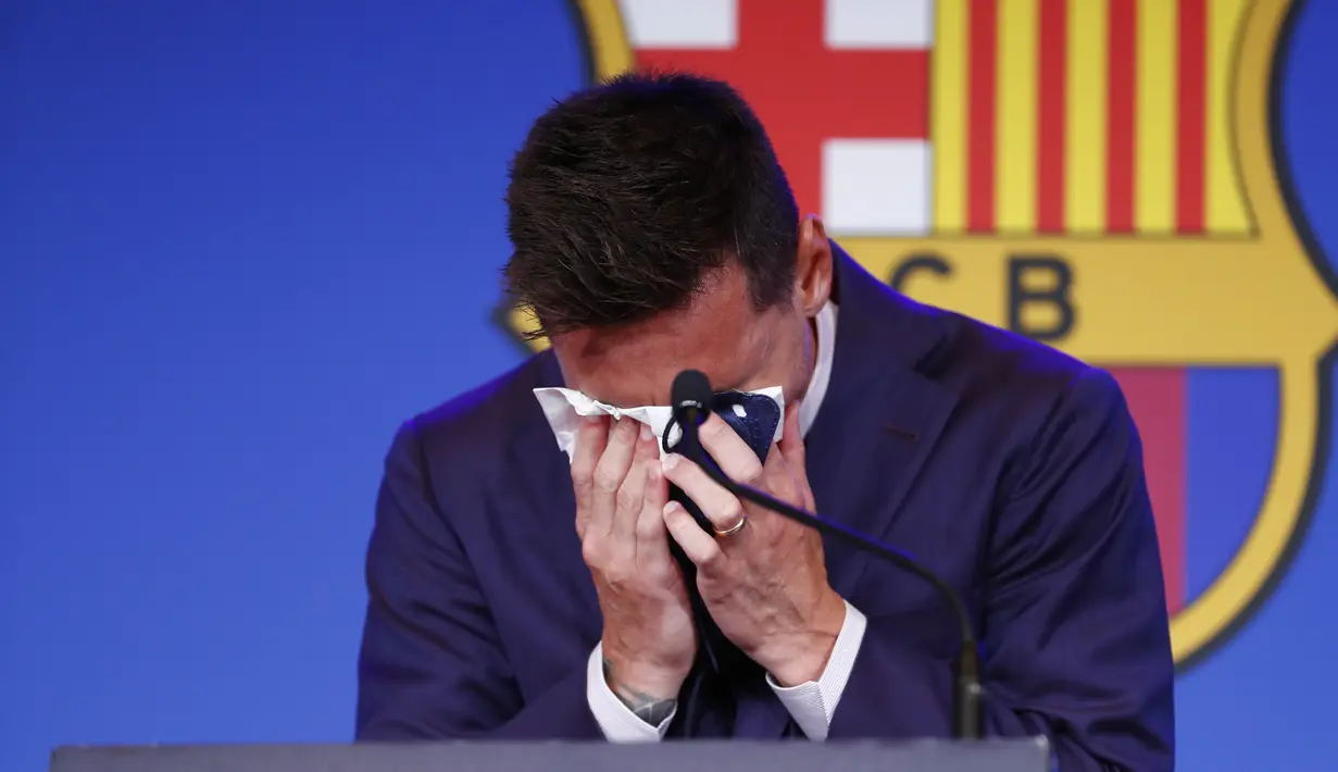 Lionel Messi menangis saat memulai konferensi pers di Stadion Camp Nou, Barcelona, ​​​​Spanyol, Minggu (8/8/2021). Turut datang pada acara ini Presiden Barcelona Joan Laporta, Antonella dan ketiga anak Messi, serta pemain El Azulgrana. (AP Photo/Joan Monfort)