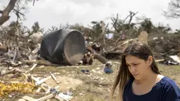 Naomi Benavides melihat apa yang tersisa dari rumah saudara perempuannya, Vanessa Rios sehari setelah tornado menghancurkannya di FM 2843 dan Cedar Valley Road dekat Salado, Texas. (13/4/12). (Jay Janner/Austin American-Statesman via AP)