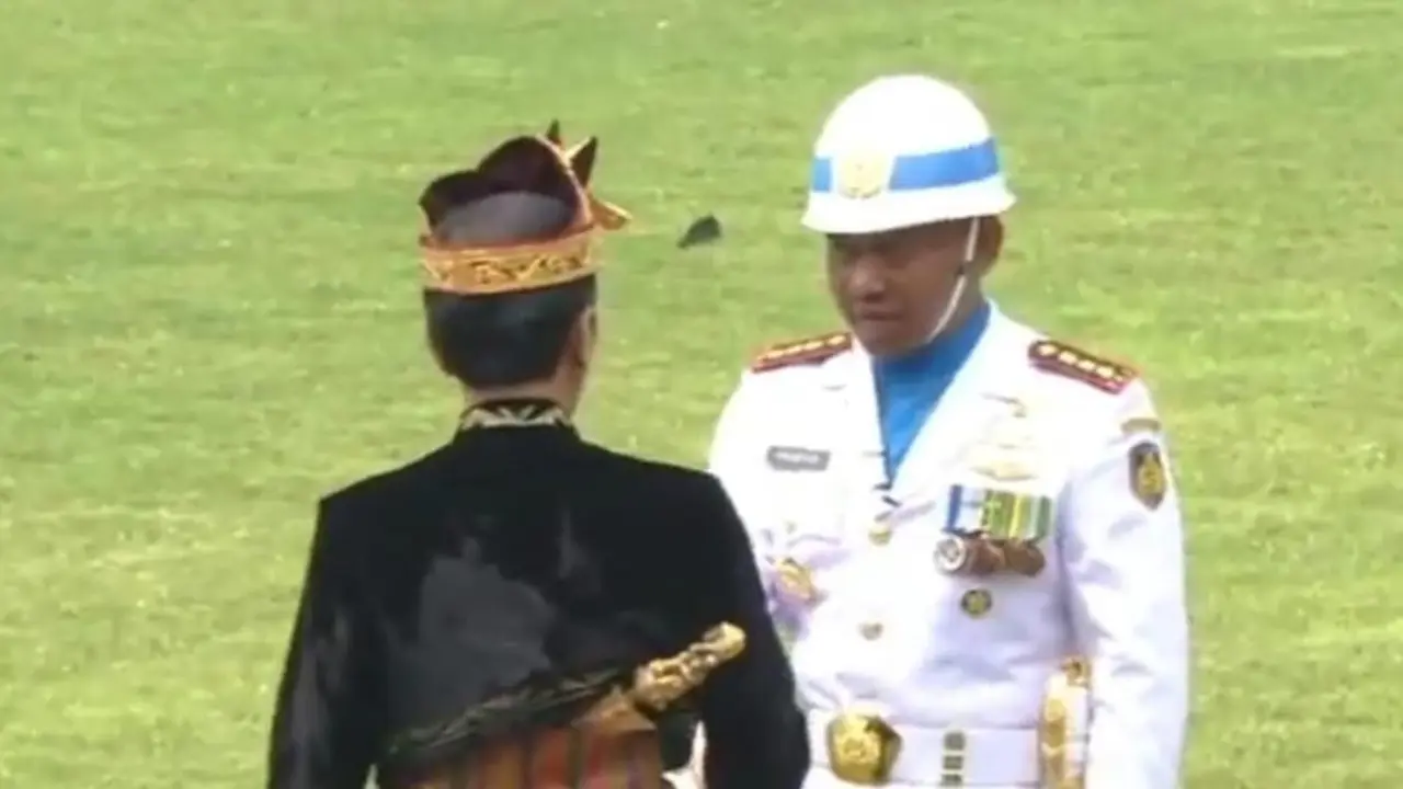 Jokowi tiba-tiba turun dari mimbar kehormatan dan menyalami Komandan Upacara Kolonel Laut (P) Hariyo Poernomo. (dok BPMI)