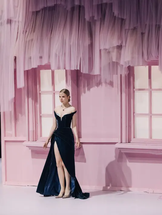 Di kesempatan ini juga, Hian Tjen mendesain 3 perhiasan bersama Adelle Jewellery. Kemampuan desain perhiasan ini sudah dimiliki Hian Tjen ketika ia menjadi finalis ajang Concours Internationale de Jeunes Createurs de Bijoux 2005 di Paris. Foto: Document/Hian Tjen.