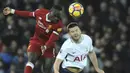 Duel pemain Liverpool, Sadio Mane (kiri0 dan pemain Tottenham, Eric Dier pada lanjutan premier League di Anfield, Liverpool, (4/2/2018). Liverpool bermain imbang 2-2 dengan Tottenham. (AP/Rui Vieira)