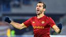 Henrikh Mkhitaryan dipinjamkan oleh Arsenal ke AS Roma pada 2019 lantaran performanya yang kurang baik. Pada musim berikutnya, ia akhirnya dipermanenkan oleh klub Ibu Kota Italia secara gratis. Penampilannya pun juga ikut membaik bersama Giallorossi. Pemain asal Armenia itu telah menjadi sosok penting dan telah menorehkan 117 laga dengan koleksi 29 gol serta 28 assist. Sayangya, pada bursa transfer musim panas ini, Mkhitaryan memutuskan untuk meninggalkan klub dan bergabung dengan Inter Milan secara gratis. (AFP/Alberto Pizzoli)