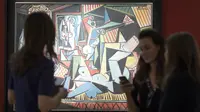 Sejumlah orang melihat lukisan karya Pablo Picasso berjudul ‘Women of Algiers’ di Balai Lelang Christie, New York, Senin (11/5/2015). Lukisan tersebut terjual seharga 179,3 juta dolar AS atau sekitar Rp 2,36 triliun. (REUTERS/Darren Ornitz)