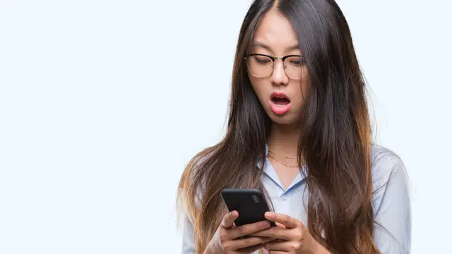 Seorang wanita yang terkejut melihat saldonya terpotong