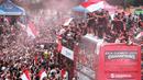 <p>Ribuan suporter menyambut kedatangan rombongan Timnas Indonesia U-22 saat melintas dalam arak-arakan Kira87uara Kontingen SEA Games 2023 di Bundaran HI, Jakarta, Jumat (19/5/2023). (Bola.com/M Iqbal Ichsan)</p>