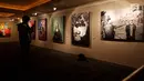 Pengunjung melihat Pameran Visual bertajuk "Pang! No Border, No Class" yang di selenggarakan di Galeri Cipta 3, Tim, Jakarta Pusat (22/4). Pameran ini di gelar sampai tanggal 30 April 2018 mendatang. (Liputan6.com/Johan Tallo)