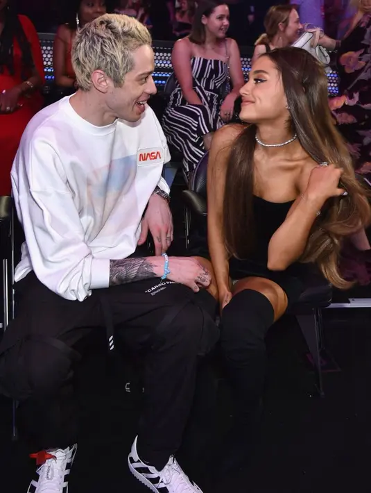 Nah ini ketika Ariana Grande menang Best Pop Video untuk lagi "No Tears Left to Cry". Ia berterimakasih pada Pete karena sudah ada untuknya. (Getty Images/Cosmopolitan)