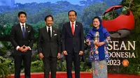 Presiden Indonesia Joko Widodo atau Jokowi (kedua kanan) dan Ibu Negara Iriana (kanan) menyambut Sultan Brunei Darussalam Hassanal Bolkiah (kedua kiri) dan putranya Abdul Mateen (kiri) setibanya mereka pada acara KTT ke-43 ASEAN di Jakarta, Indonesia, Selasa (5/9/2023). (Adek Berry/Pool Photo via AP)