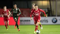 Pemain Almere City, Ilias Alhaft saat menggiring bola. Dia mempunyai darah campuran Indonesia dan Maroko. (Dokumentasi Almere City)