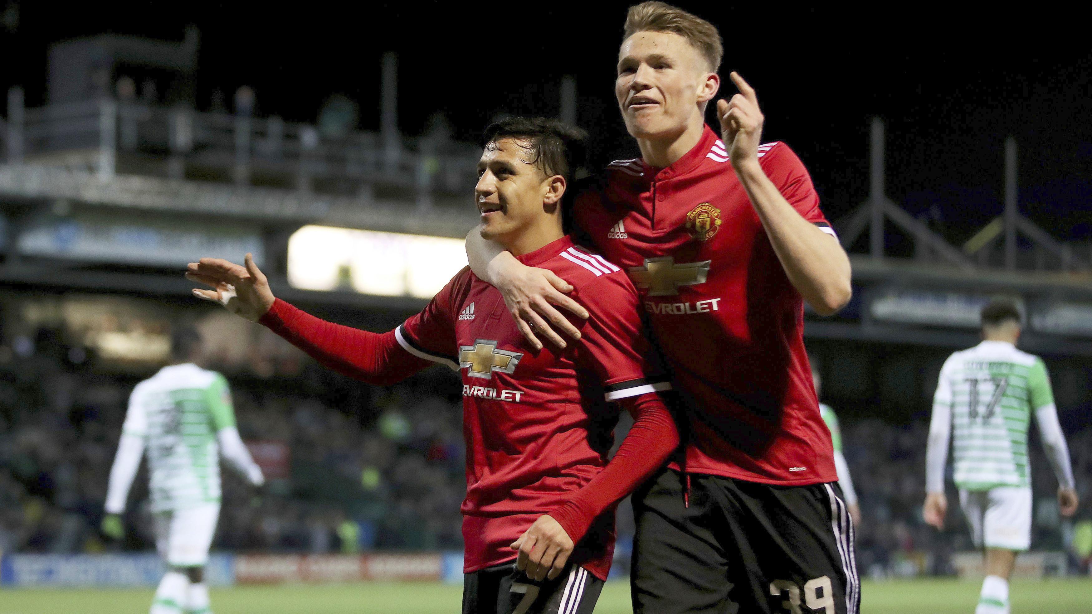 Pemain anyar Manchester United, Alexis Sanchez (kiri) merayakan gol bersama rekannya Scott McTominay saat melawan Yeovil Town pada babak keempat Piala FA di Huish Park, Yeovil, (26/1/ 2018). Setan Merah menang 4-0. (Nick Potts/PA via AP)