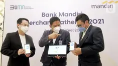 (ki-ka) Pakar Feng Shui Yulius Fang, SVP Transaction Retail Banking Sales Bank Mandiri Thomas Wahyudi dan Managing Partner Inventure Indonesia Yuswohady berbincang tentang aplikasi Livin by Mandiri di sela-sela merchant gathering di Jakarta, Rabu (17/3/2021). (Liputan6.com/Pool/PR)
