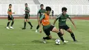 Pemain Timnas Indonesia U-23, Feby Eka Putra, menggiring bola saat internal game di Stadion Madya, Jakarta, Jumat(8/3). Latihan ini merupakan persiapan jelang kualifikasi Piala AFC U-23 di Vietnam. (Bola.com/Yoppy Renato)