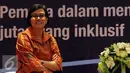 Mantan Menteri Keuangan, Sri Mulyani Indrawati menyimak pertanyaan usai memberi kuliah umum di kampus UI Depok, Selasa (26/7). Kuliah bertema Peranan Pemuda dalam Mensukseskan Pembangunan Berkelanjutan yang Inklusif. (Liputan6.com/Helmi Fithriansyah)