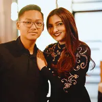 Istri dari musisi dan Anggota DPR, Anang Hermansyah itu menceritakan saat masih kecil yang cengeng, ngambek, dan sensitif. Kini, sudah malu meski saat dibelakang masih sering mepet-mepet. (Instagram/ azriel_hermansyah)