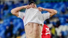 Pemain Real Madrid, Marco Asensio, tampak kecewa usai gagal menaklukkan Sevilla pada laga Liga Spanyol di Stadion Alfredo di Stefano, Minggu (10/5/2021). Kedua tim bermain imbang 2-2. (AP/Manu Fernandez)