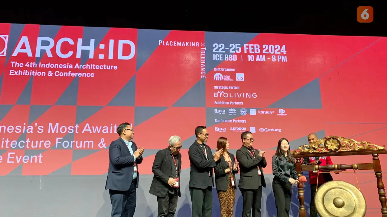 Wakil Menteri Pariwisata dan Ekonomi Kreatif Indonesia (Wamenparekraf), Angela Tanoesoedibjo saat meresmikan ARC:ID 2024 di ICE BSD