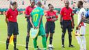 Wasit asal Rwanda, Salima Mukansanga, menjadi wasit wanita pertama dalam sejarah Piala Afrika. (AFP/Kenzo Tribouillard)