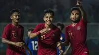 Gelandang Timnas Indonesia, Witan Sulaeman, merayakan gol yang dicetaknya ke gawang Thailand pada laga PSSI 88th U-19 di Stadion Pakansari, Jawa Barat, Minggu (23/9/2018). Hingga babak pertama kedudukan imbang 1-1. (Bola.com/Vitalis Yogi Trisna)