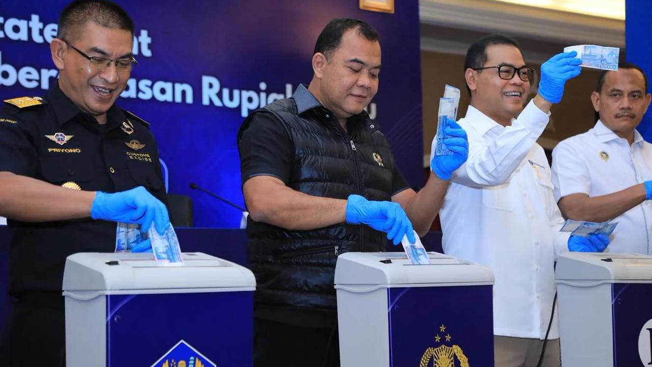 FOTO: Bareskrim dan Bank Indonesia Musnahkan Ratusan Ribu Lembar Uang Palsu