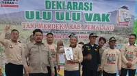 Ulu-ulu Vak atau Petugas Pembagi Air (PPA) kepada Petani di Kabupaten Pemalang yang tergabung dalam organisasi Tani Merdeka mendeklarasikan dukung Prabowo-Gibran. (Ist).