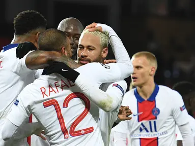 Striker Paris Saint-Germain, Neymar (tengah), merayakan gol ketiga PSG bersama rekan-rekannya dalam laga lanjutan Liga Champions 2020/21 Grup H melawan Manchester United di Old Tarfford Stadium, Manchester, Rabu (2/12/2020) waktu setempat. PSG menang 3-1 atas Manchester United. (AFP/Oli Scarff)